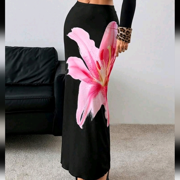 Elegant Black Maxi Skirt with Pink Floral Design - Picture 1 of 5